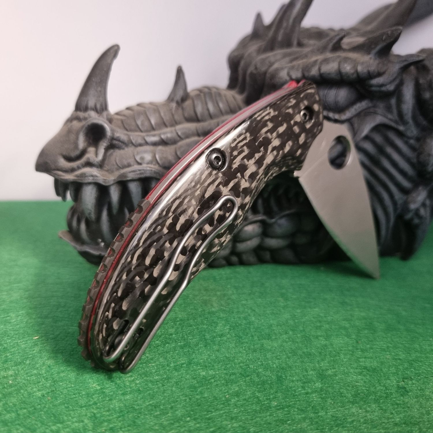 UKPK 3 Pin V2 Ergo 5mm Scales in 6k 3x2 Twill Carbon Fibre (with Blood Red bonded Liners) Gloss finish