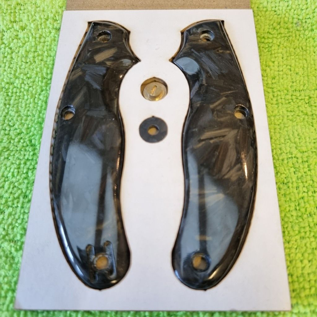 UKPK V2 Ergo 5mm 3 pin Scales in a Black/Green Glow Crushed Carbon Fibre