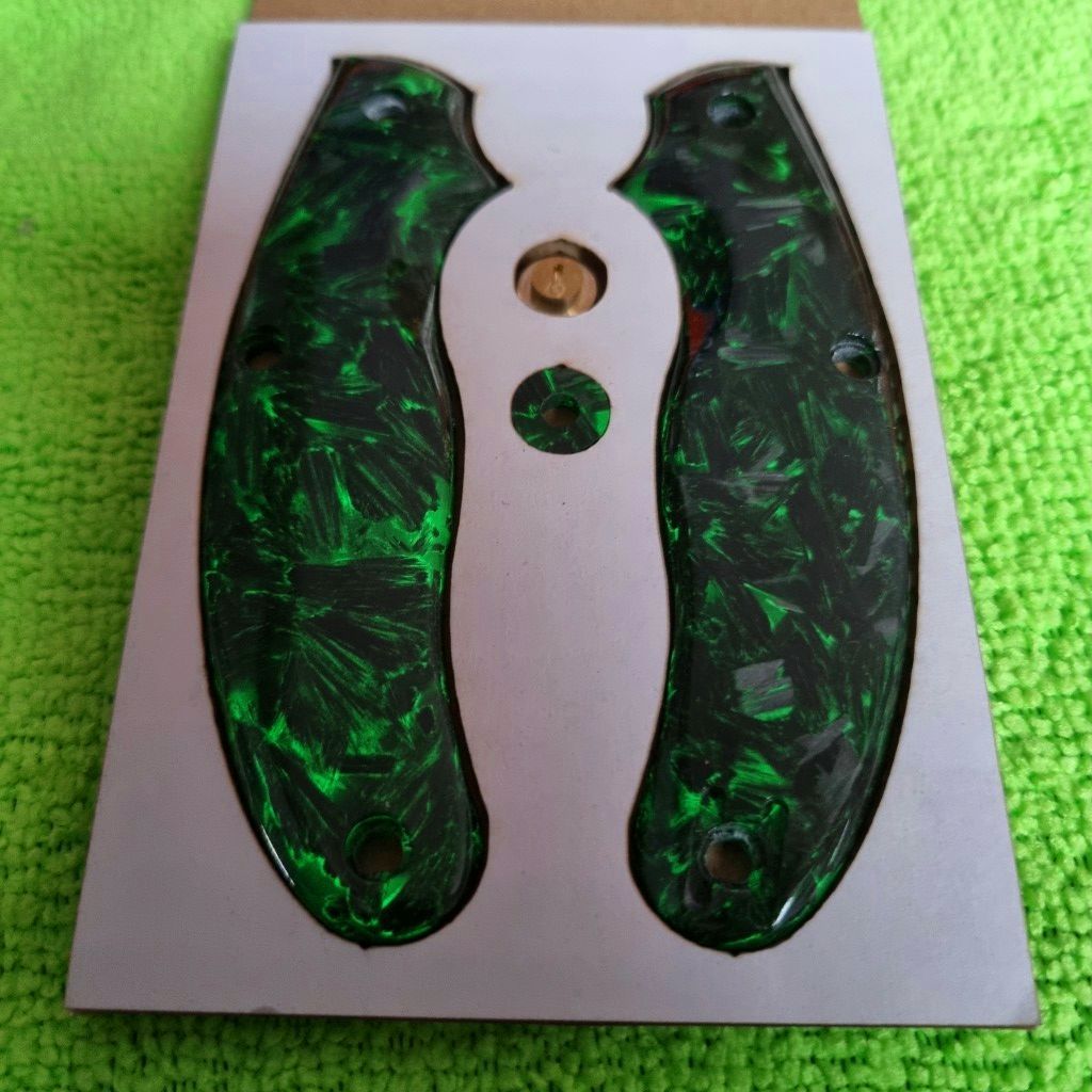 UKPK V2 Ergo 5mm 3 pin Scales in a Black/Green Glow Crushed Carbon Fibre