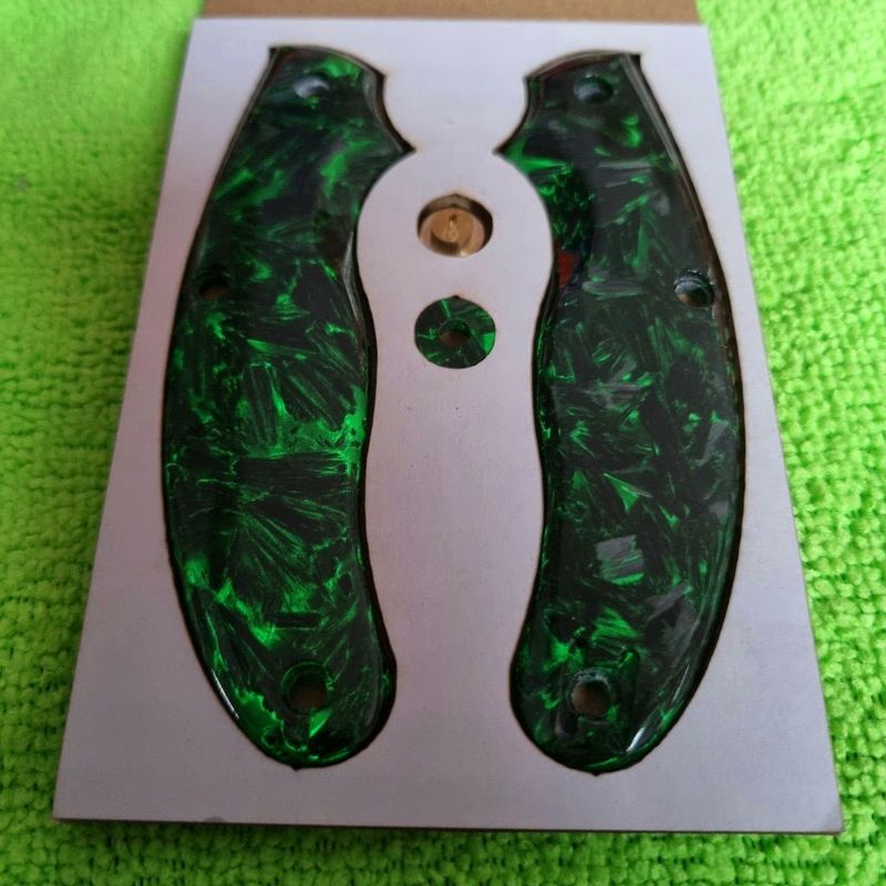 UKPK V2 Ergo 5mm 3 pin Scales in a Black/Green Glow Crushed Carbon Fibre