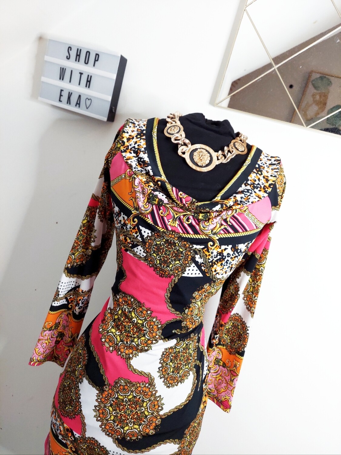 Used chic dress v-sace inspired