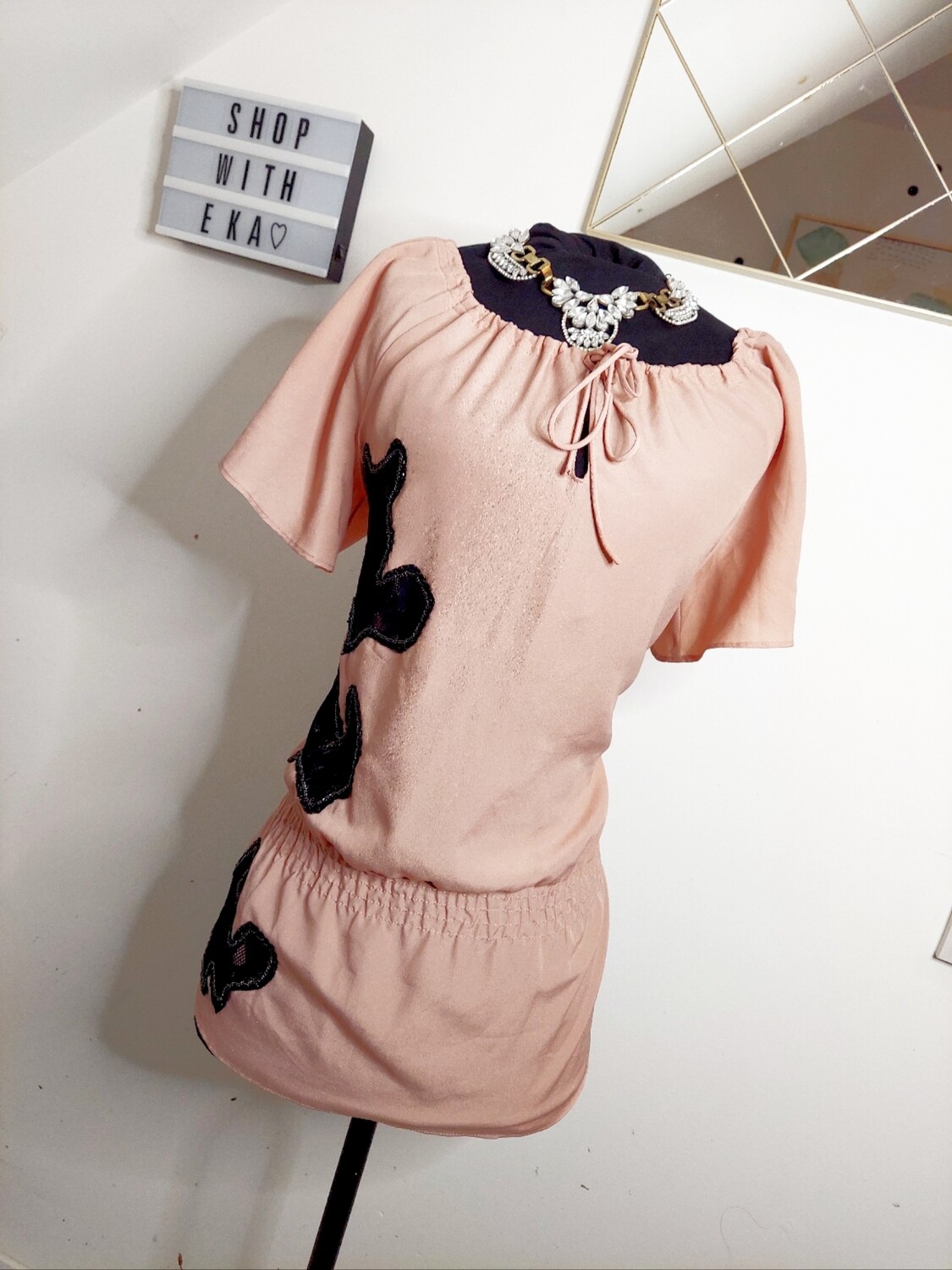 used pink guess short-sleeved top