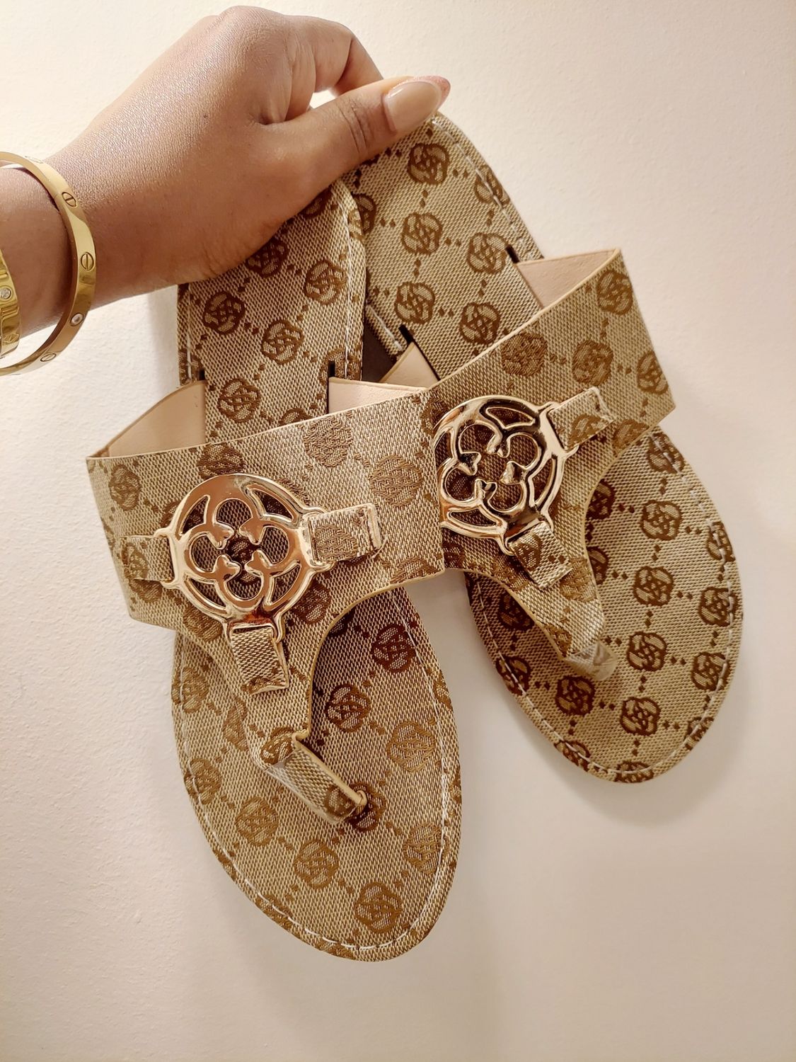 Beige flower thong sandal