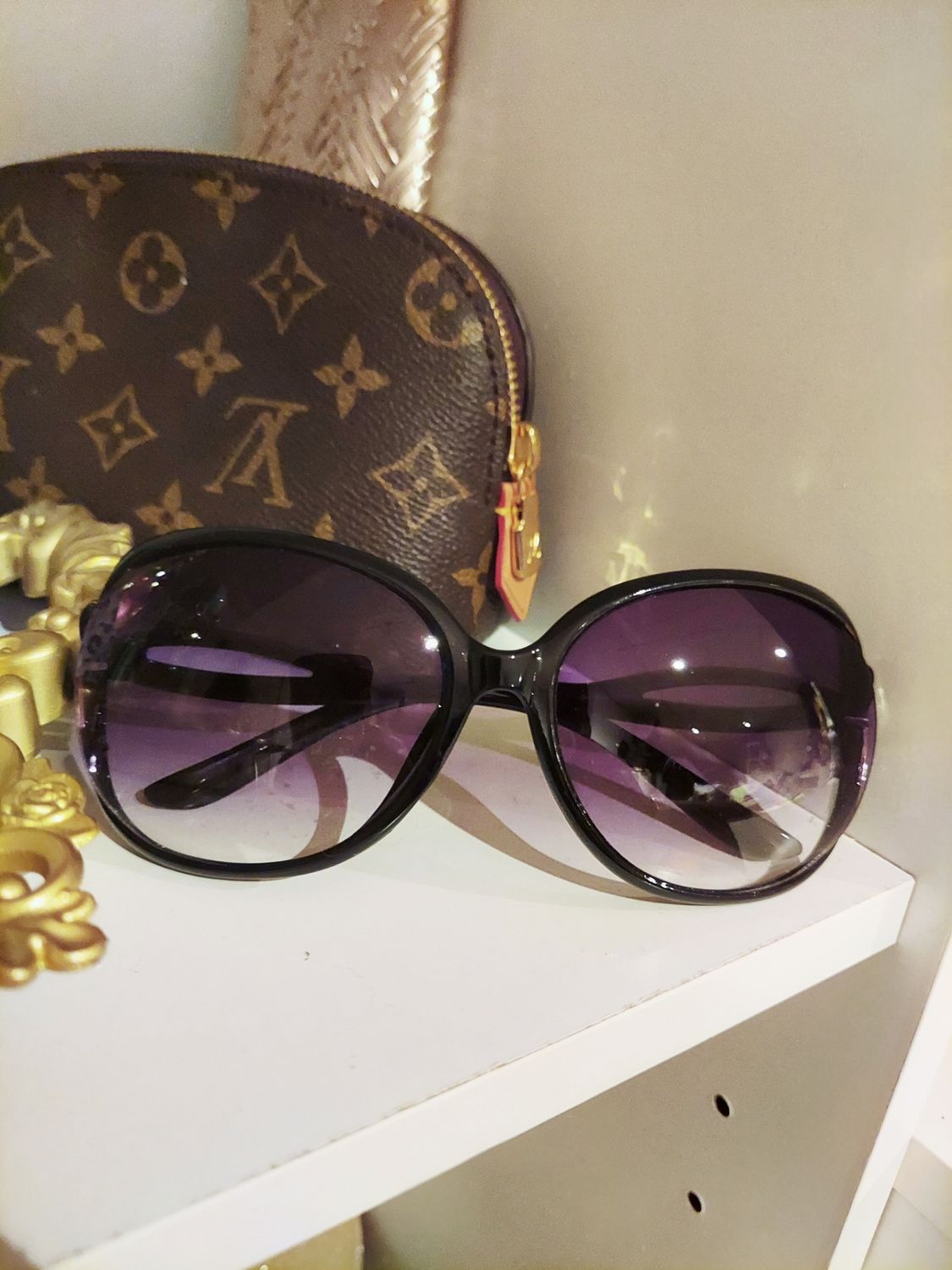 Black sunglasses (ADD ON ITEM)