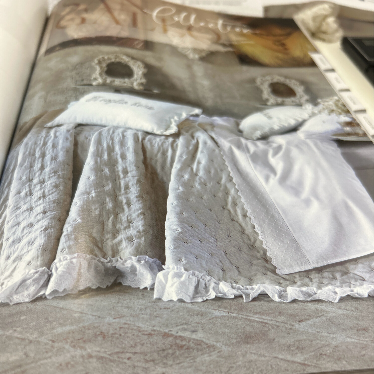 Trapunta matrimoniale con Gala in San Gallo disponibile Azzurro cm 260x260