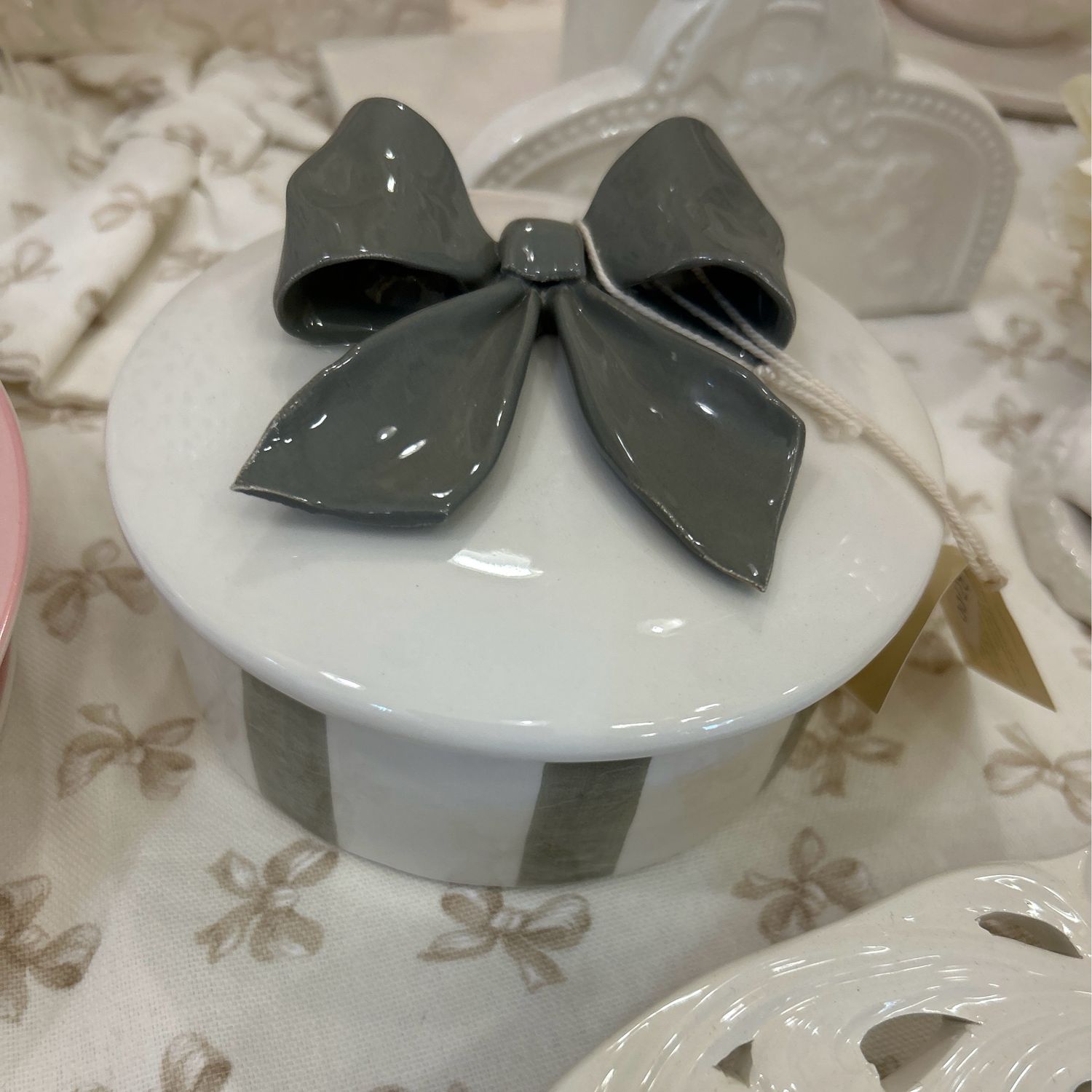 Scatola porta gioie Capodimonte Diam 15 col bianco fiocco grigio