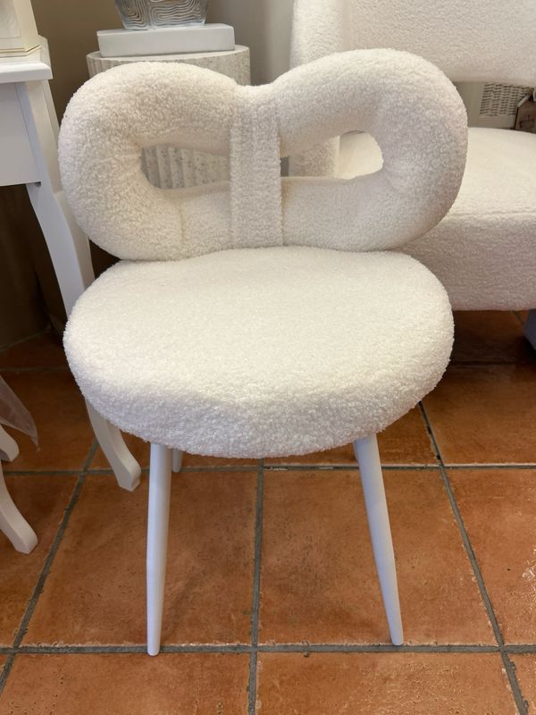 1 Sedia mini ilary bianca cm.40x67 (altezza seduta cm 46 ) 1 Sedia mini ilary bianca cm.40x67 (altezza seduta cm 46 )