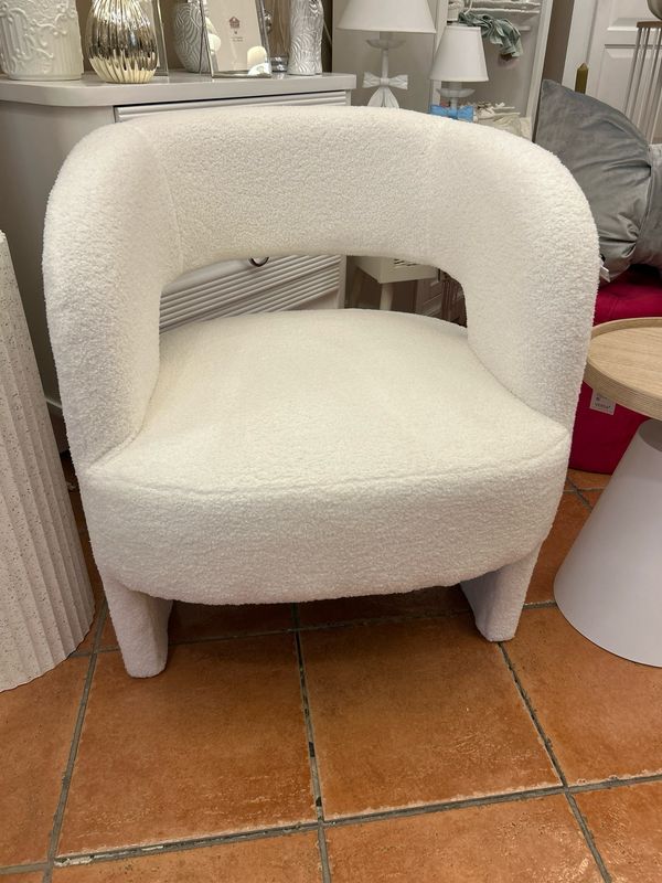 Poltrona Nasser in lana bianca L.66 p.70 H 80 ( altezza seduta 45 ) Poltrona Nasser in lana bianca L.66 p.70 H 80 ( altezza seduta 45 )