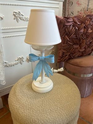 Lampada con Fiocco Miù fiocco azzurro 65,00€ Lampada con Fiocco Miù fiocco azzurro 65,00€