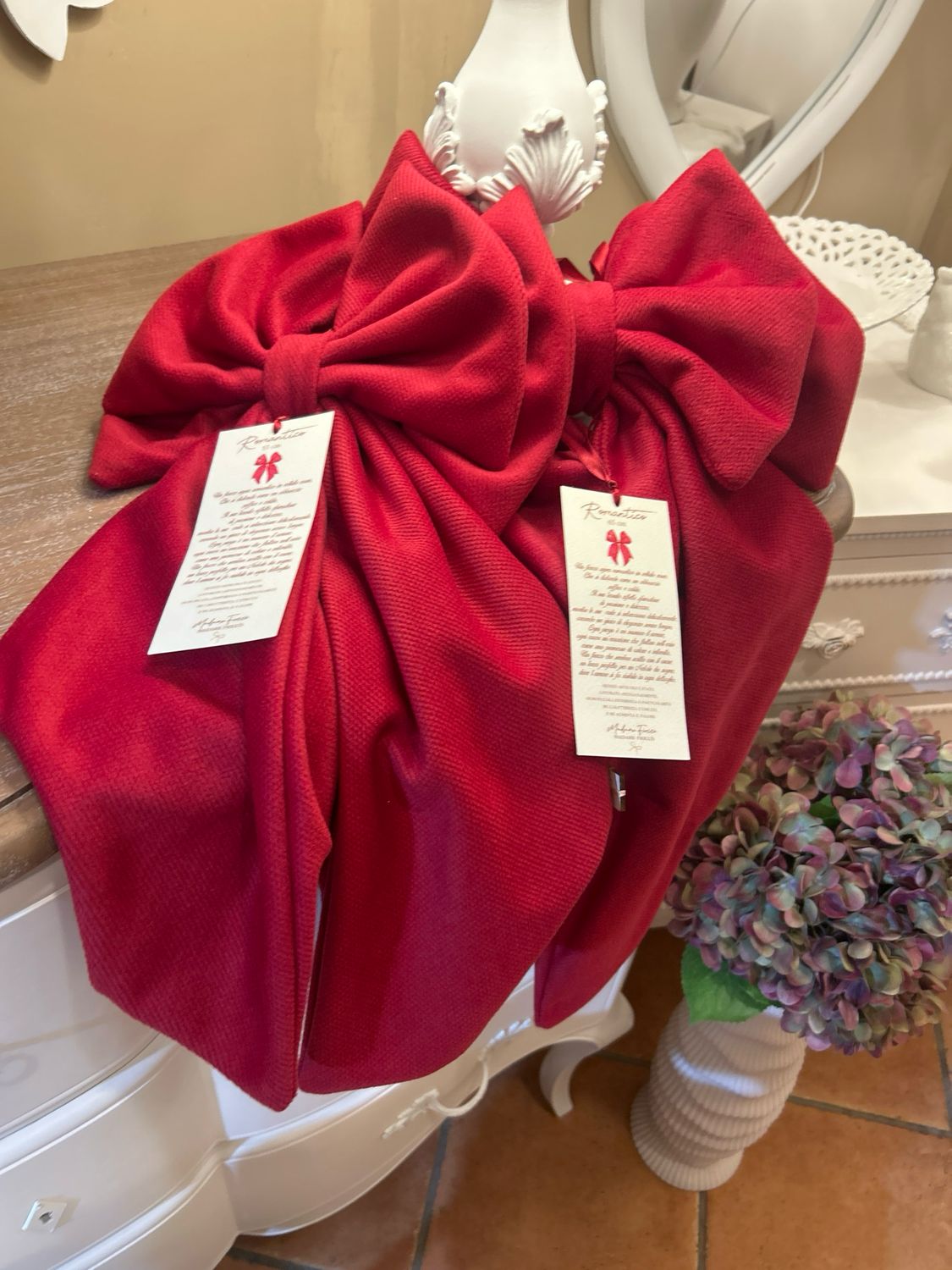 Fiocco Decorativo In Velluto rosso H55 Madam Fiocco’ Fiocco Decorativo In Velluto rosso H55 Madam Fiocco’