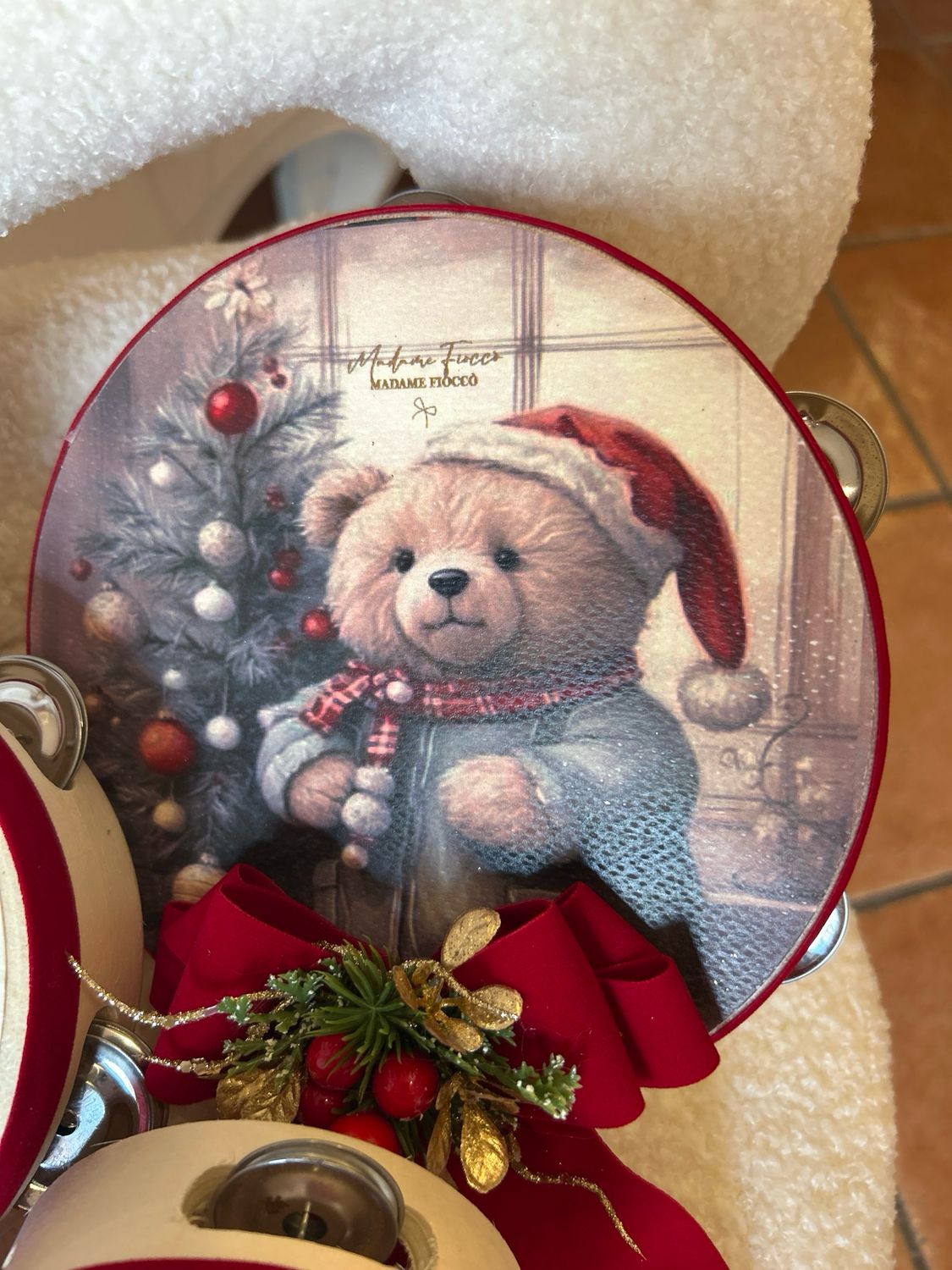 Tamburello Teddy con decoro 18 cm Madame Fiocco ‘
