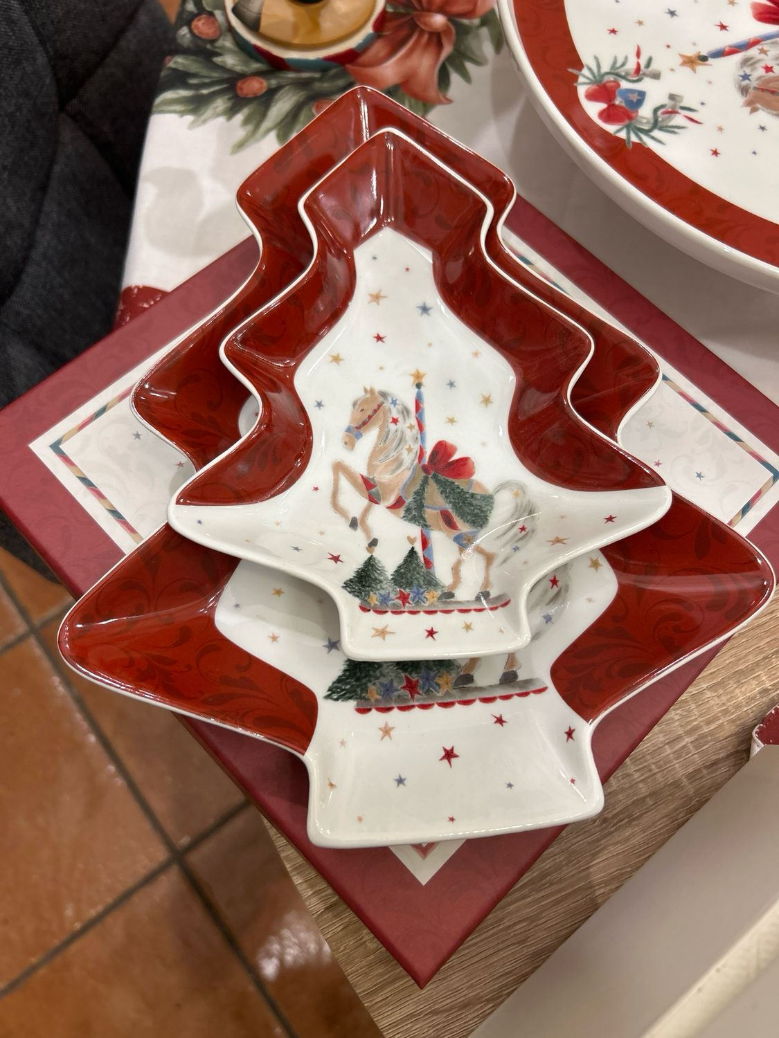 Piatto Albero set due pezzi con scatola linea Giostra Nuvole di Stoffa Piatto Albero set due pezzi con scatola linea Giostra Nuvole di Stoffa