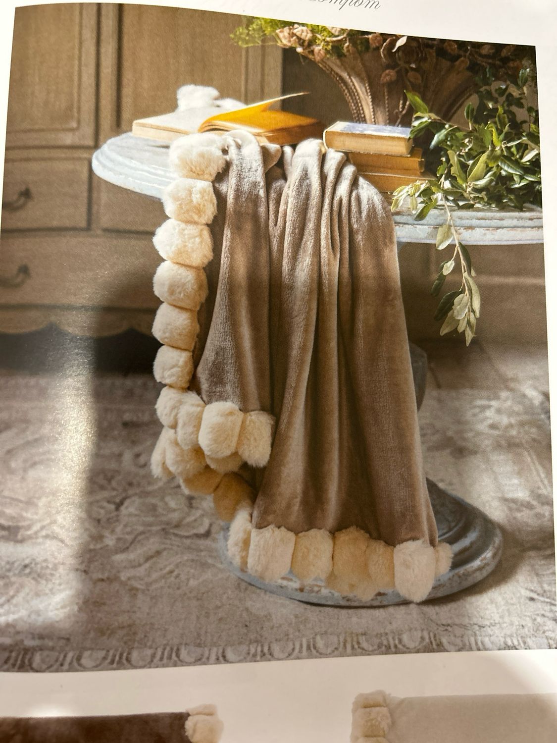 Plaid con pom pom 280 gsm 170x140 Blanc Mariclo’ col tortora come foto