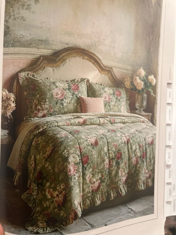 Trapunta matrimoniale con Gala il cm 260x260 100% microfibra modello Rosa Royale Blanc Mariclo ‘ Trapunta matrimoniale con Gala il cm 260x260 100% microfibra modello Rosa Royale Blanc Mariclo ‘