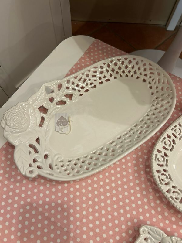 Centro tavola ovale Mis.37x22 L.Arte di Nacchi con rose traforato Centro tavola ovale Mis.37x22 L.Arte di Nacchi con rose traforato