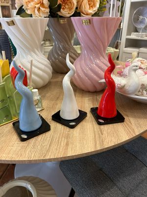 Corno su base plex disponibile col. Celeste.bianco.rosso lucido 23,80 cadauno Mis.9x9x21h Ilary Queen Corno su base plex disponibile col. Celeste.bianco.rosso lucido 23,80 cadauno Mis.9x9x21h Ilary Queen