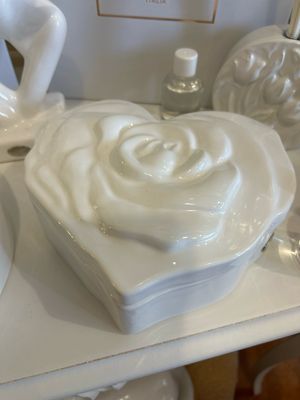 Scatola grande porta gioie a cuore col.bianco lucido 3D Mis.18 diametro H 6 cm Ilary Queen Scatola grande porta gioie a cuore col.bianco lucido 3D Mis.18 diametro H 6 cm Ilary Queen