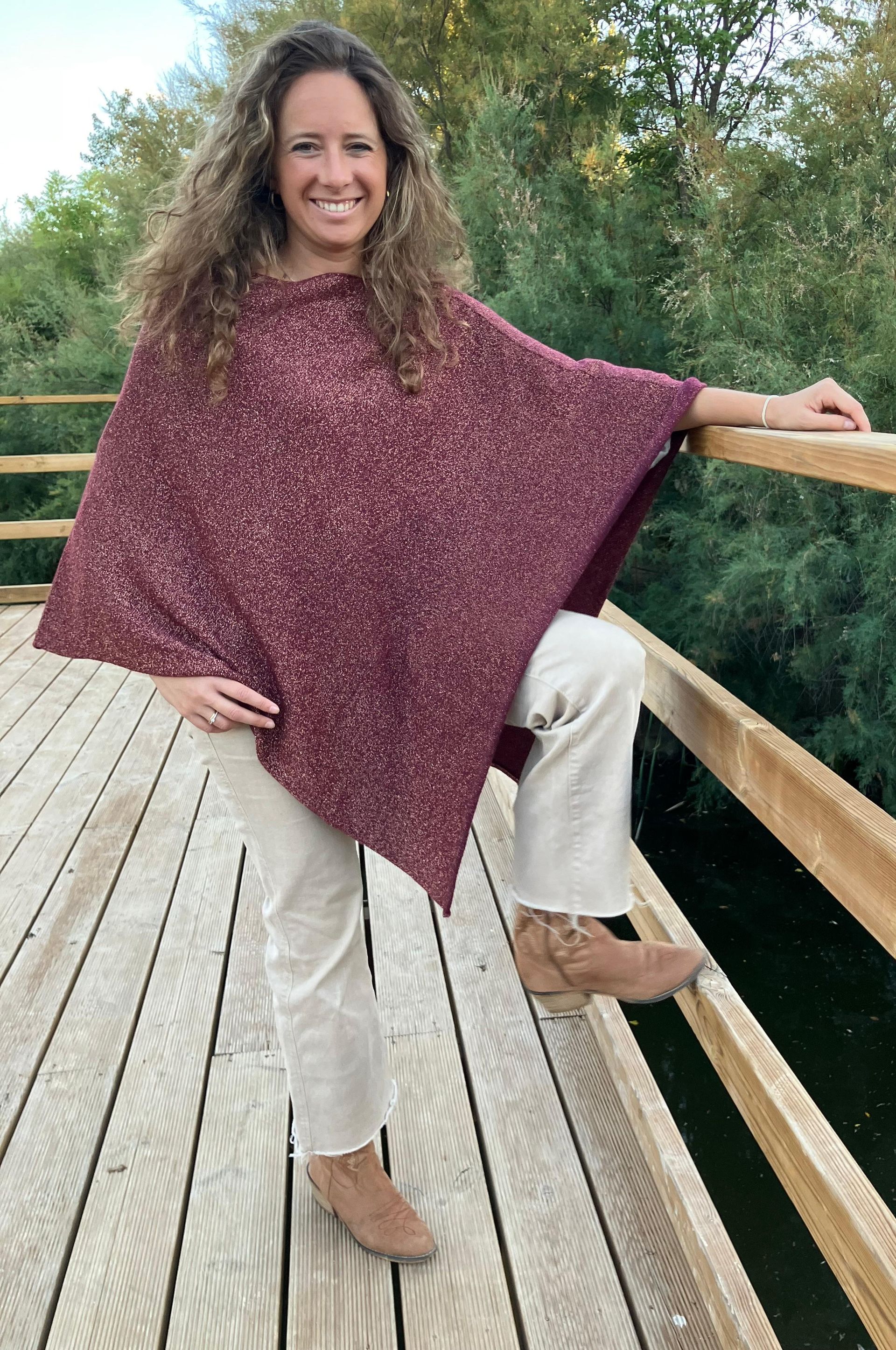 Poncho punto burdeos con brillo dorado