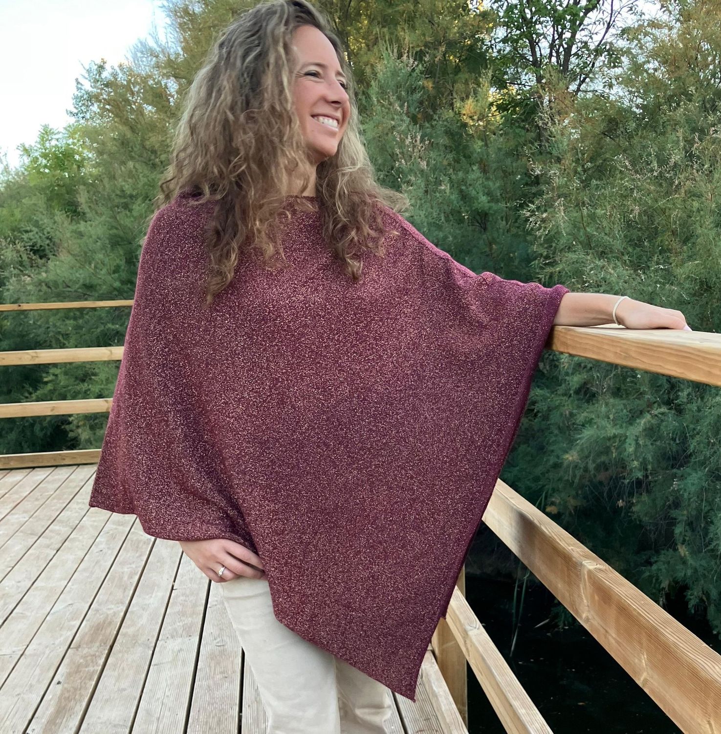 Poncho punto burdeos con brillo dorado