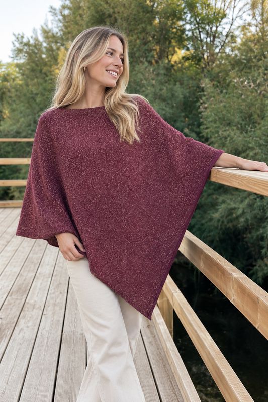 Poncho burdeos de punto con brillo dorado