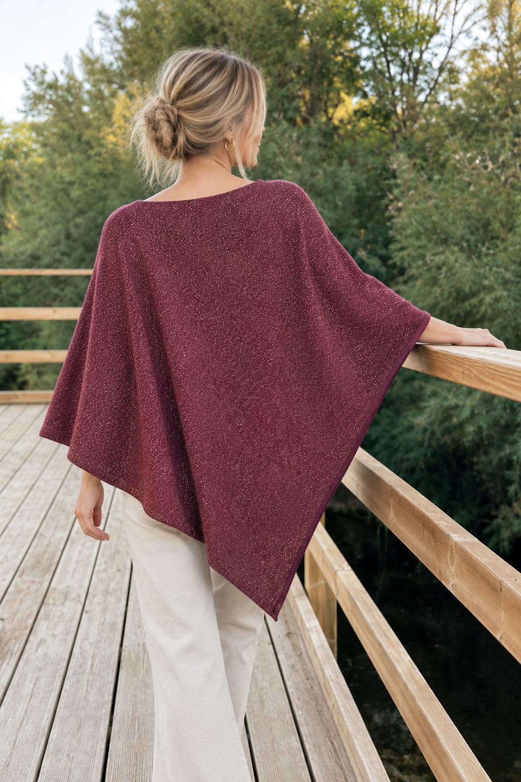 Poncho burdeos de punto con brillo dorado