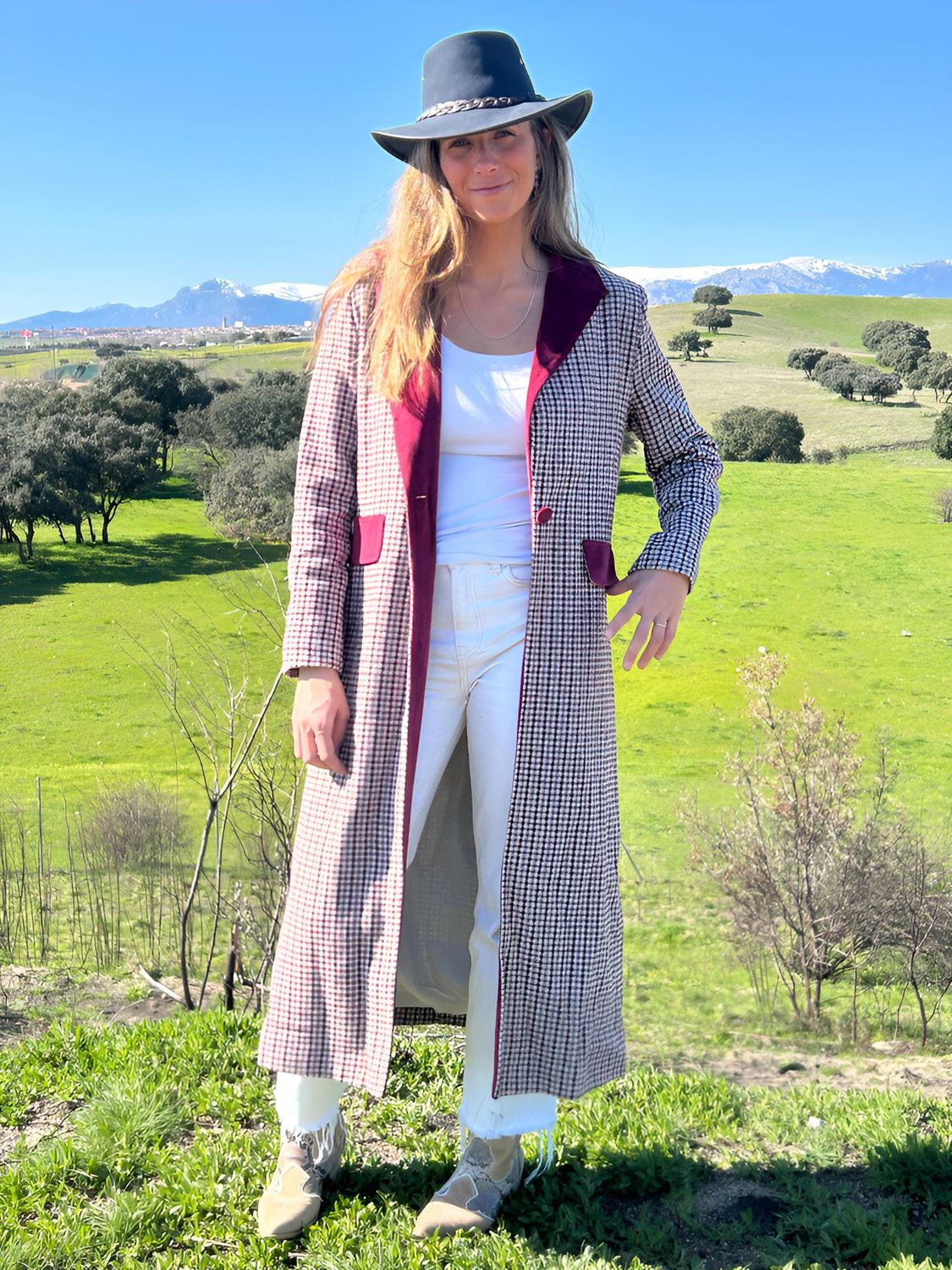 Abrigo inglés tonos burdeos