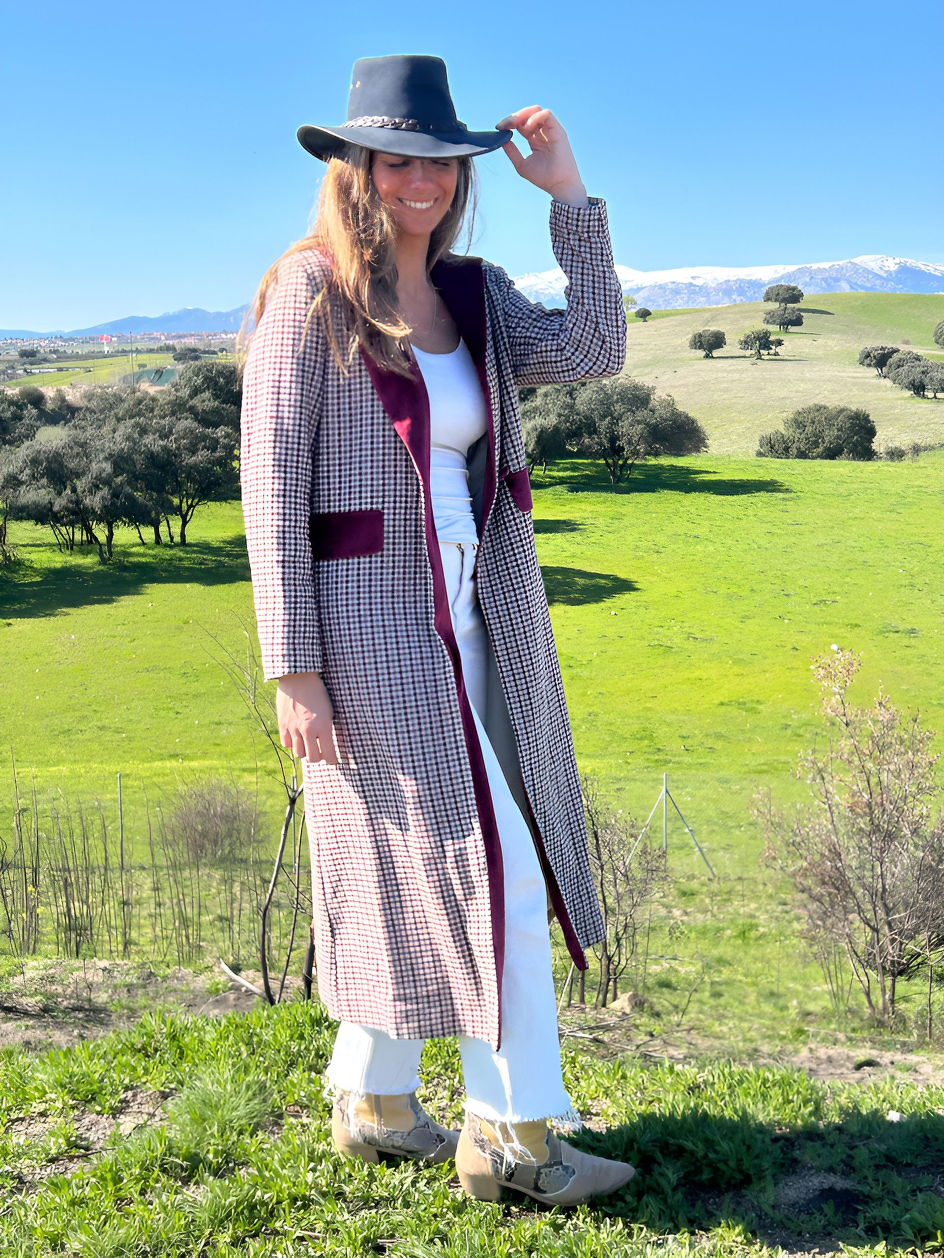 Abrigo inglés tonos burdeos