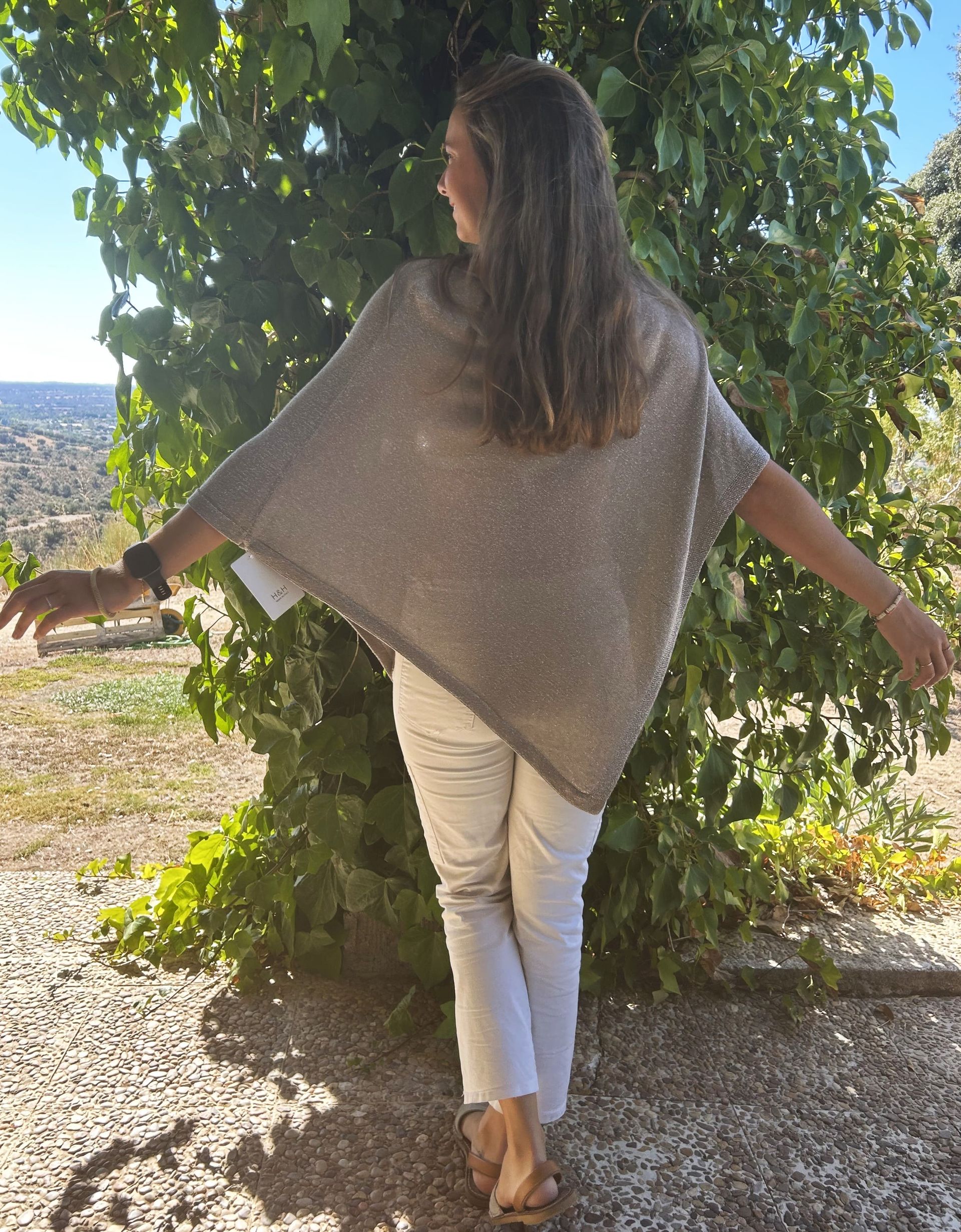 Poncho punto beige con brillo dorado