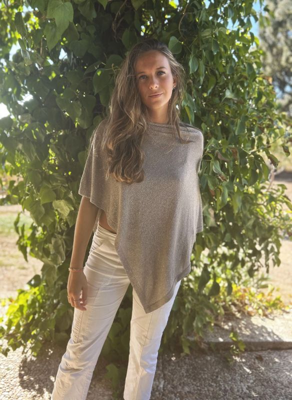 Poncho punto beige con brillo dorado