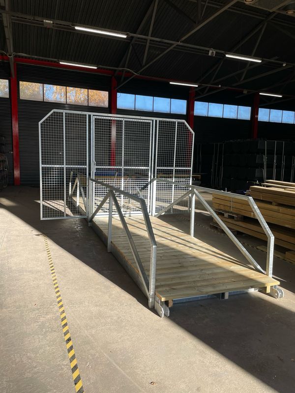 Teräskäyntisilta 1.5x8m portilla (3.6x2.3m)