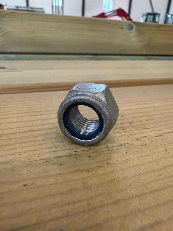 M16 Nyloc HDG 8.8 DIN 6924 / 50 kpl