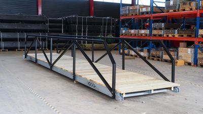 Teräskäyntisilta 1.5x6m kaiteilla