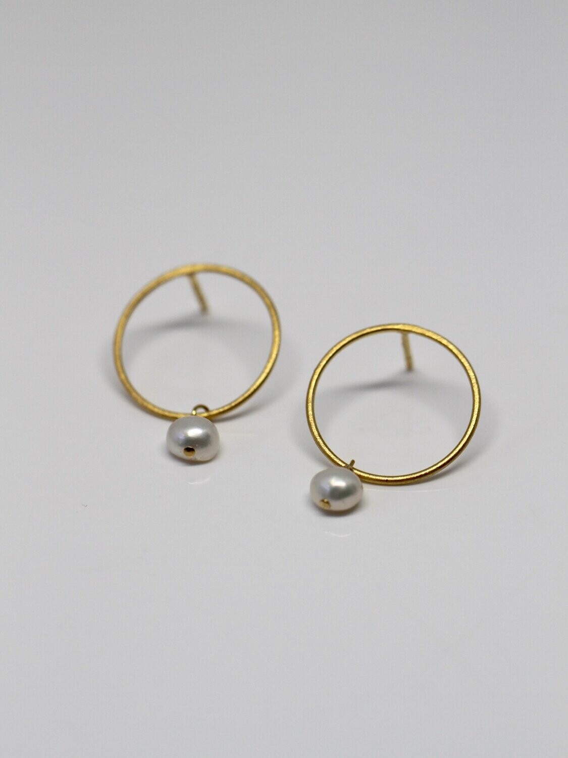 PEARLY LOOP earrings