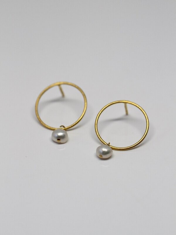 PEARLY LOOP earrings