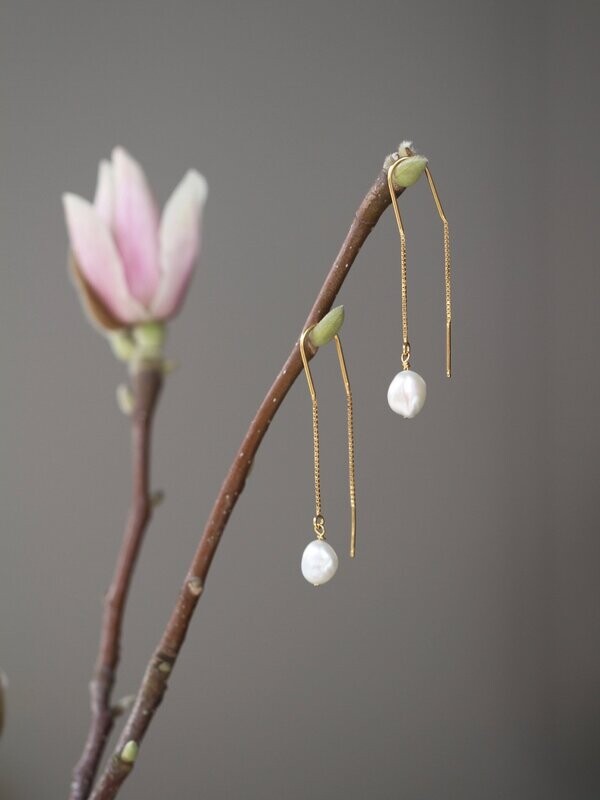 PEARL ON A STRING earrings