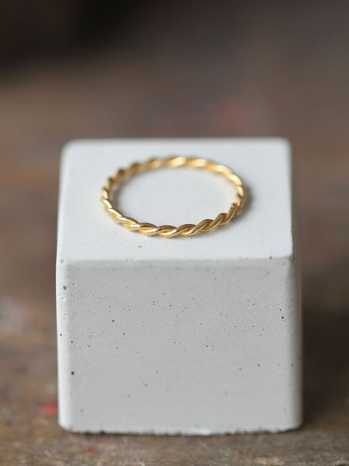 TINY TWIRLED Ring