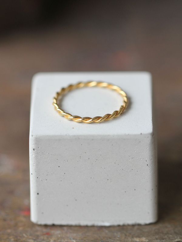 TINY TWIRLED Ring
