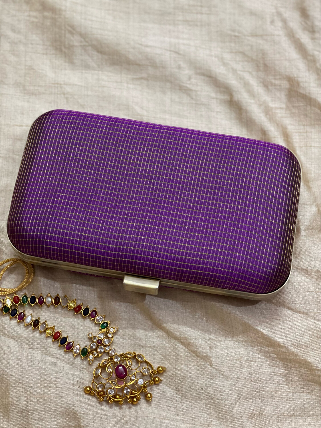 Wine Violet Muthuseer Kattam