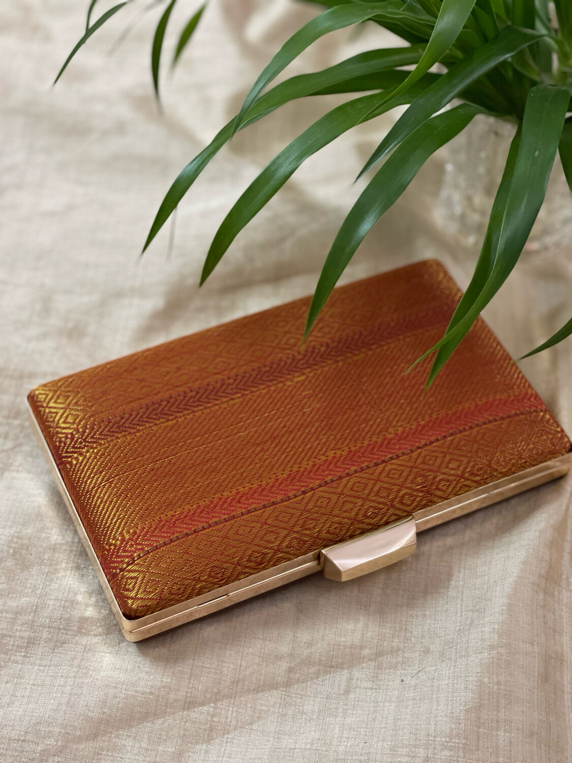 Mayil Kaan Mangalgiri Clutch