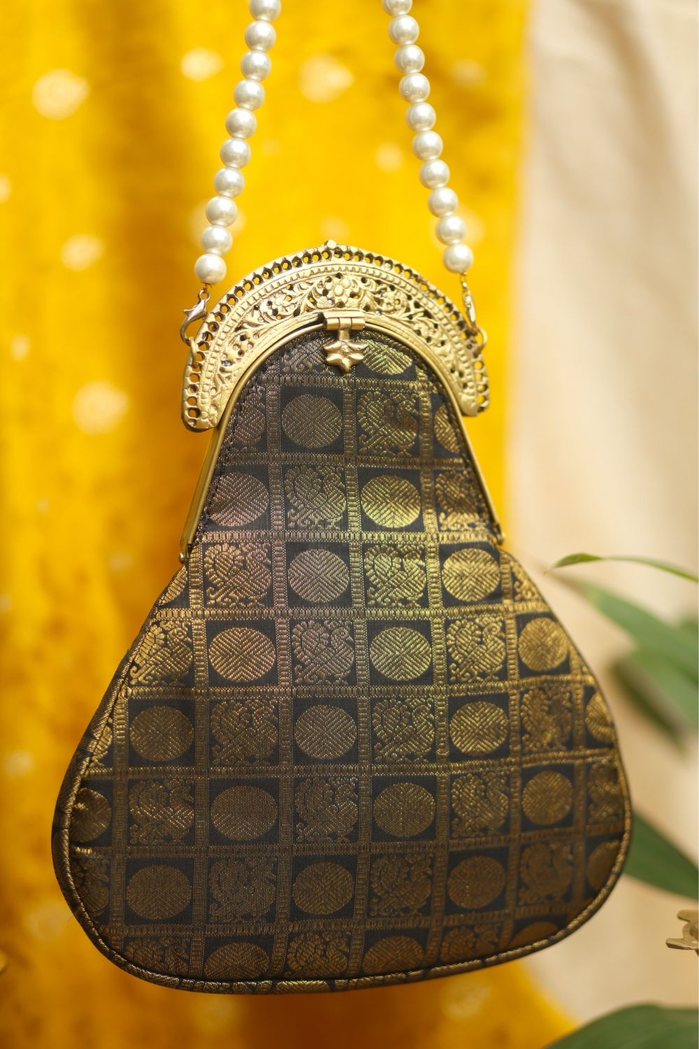 Black Mayil Chakra Nangai