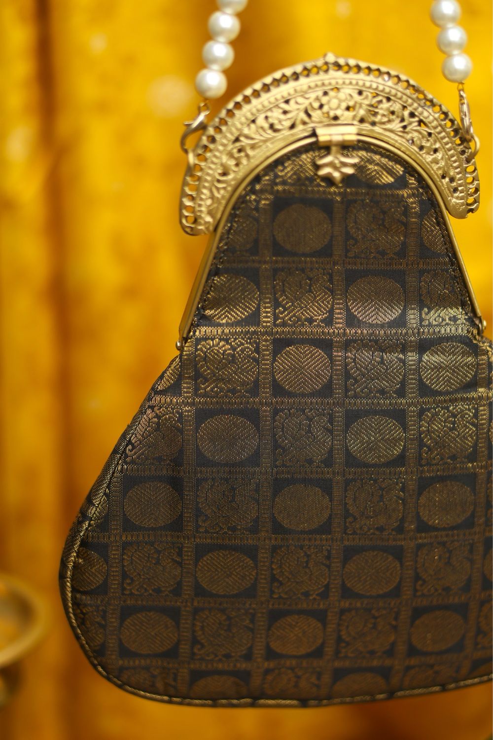Black Mayil Chakra Nangai