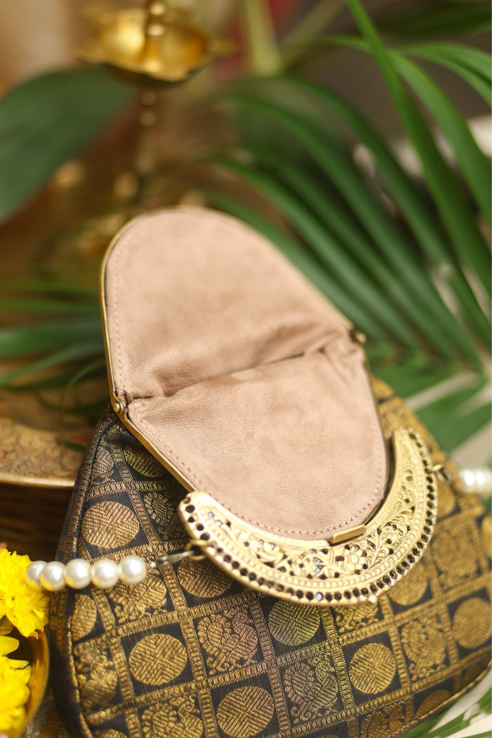 Black Mayil Chakra Nangai