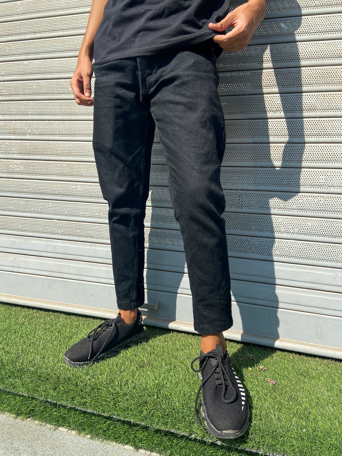 Men Black Solid Slim Jeans