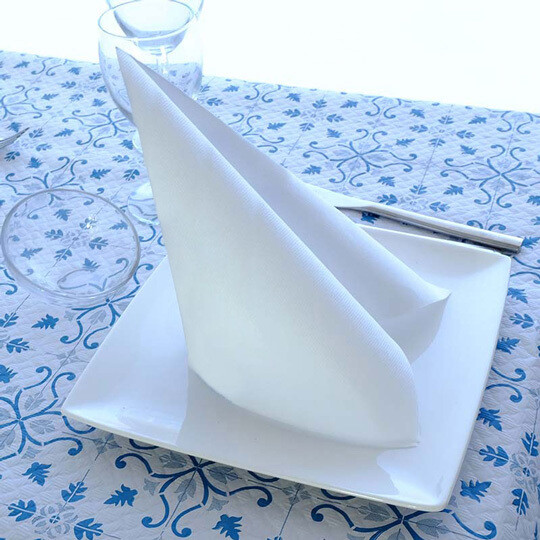 Servilleta papel PUNTA PUNTA BLANCA 40x40 2 capas (Caja 1200 unidades). Servilleta fabricada con pura celulosa 100%. También conocido como papel tisú. Adaptadas a restaurantes y servicios.