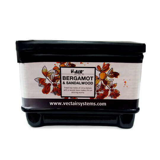 Ambientador solido Omniscent Bergamont&Sandalwood, con notas altas y frescas de cítricos con una base de madera hacen de este un aroma seductor. Fragancia multifásica, pasiva y sólida. Ambientador solido Omniscent Bergamont&Sandalwood, con notas altas y frescas de cítricos con una base de madera hacen de este un aroma seductor. Fragancia multifásica, pasiva y sólida.