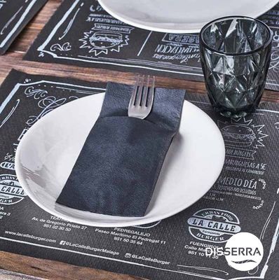 Servilleta de papel 2 capas plegado Kangarro (Canguro) en color negro de 40x40 cm (Caja 960 unidades).  Son servilletas punta punta mas resistentes y cuerpo que una servilleta convencional.