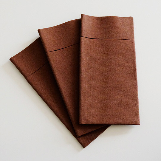 Servilleta Airlaid Kangaroo ECOFRIENDLY MARRÓN 40x40 cm 55 grs (Caja 800 unidades). Su apariencia y textura, consigue dar un toque elegante a la vez que informal a la mesa.