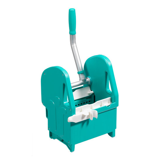 Prensa con mango de aluminio en color verde para carros de fregar dos aguas. Sistema prensa para sistema aletas, bolsillos y mopas. Ideal para cualquier tipo de suciedad y superficie.