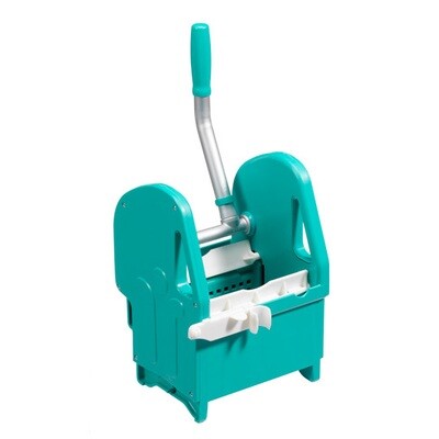 Prensa con mango de aluminio en color verde para carros de fregar dos aguas. Sistema prensa para sistema aletas, bolsillos y mopas. Ideal para cualquier tipo de suciedad y superficie.