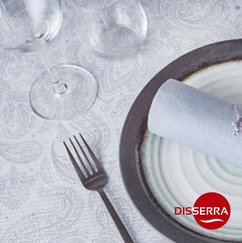 Mantel rollo NEWTEX MARRAKECH PLATA 0,40x48 m 50 grs con pre corte (Caja 6 unidades). El Newtex es un producto de la familia de los llamados no-tejido, manteles desechables, mas economico que la tela.
